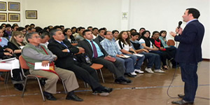 El presentador de televisón Felipe Arias visita el Centro de Educación a Distancia de Pasto