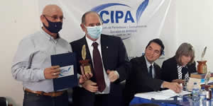 El CIPA Antioquia entrega premio a Docente de la Escuela de Ciencias Sociales, Artes y Humanidades del CEAD Medellín