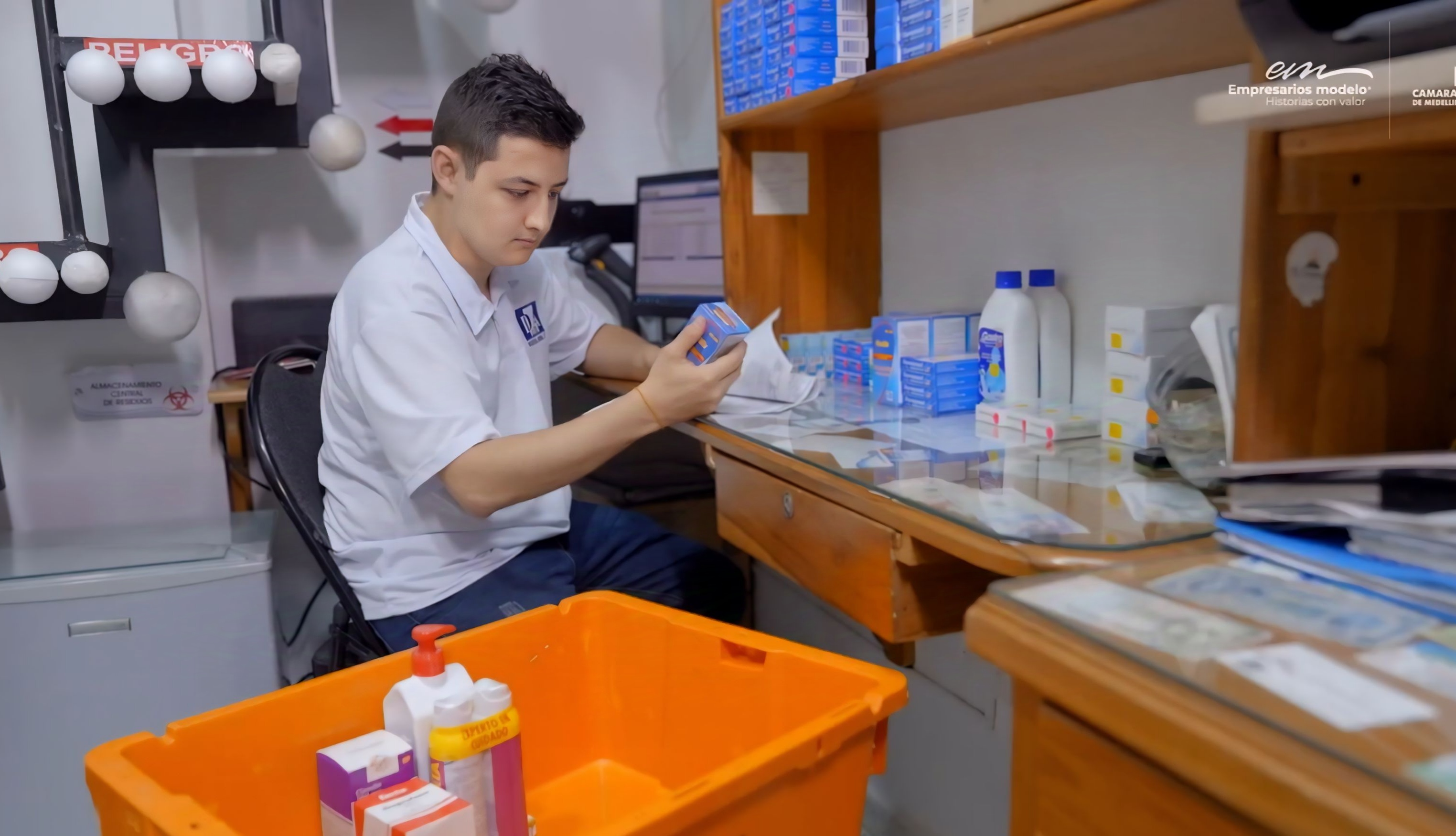 Andrés Restrepo: Un legado familiar Unadista en la Regencia de Farmacia