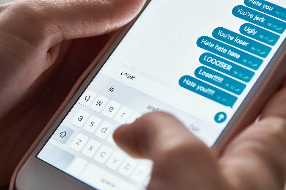 ¿Cómo protegerse del acoso en línea? Estrategias para enfrentar y prevenir el cyberbullying en plataformas digitales 