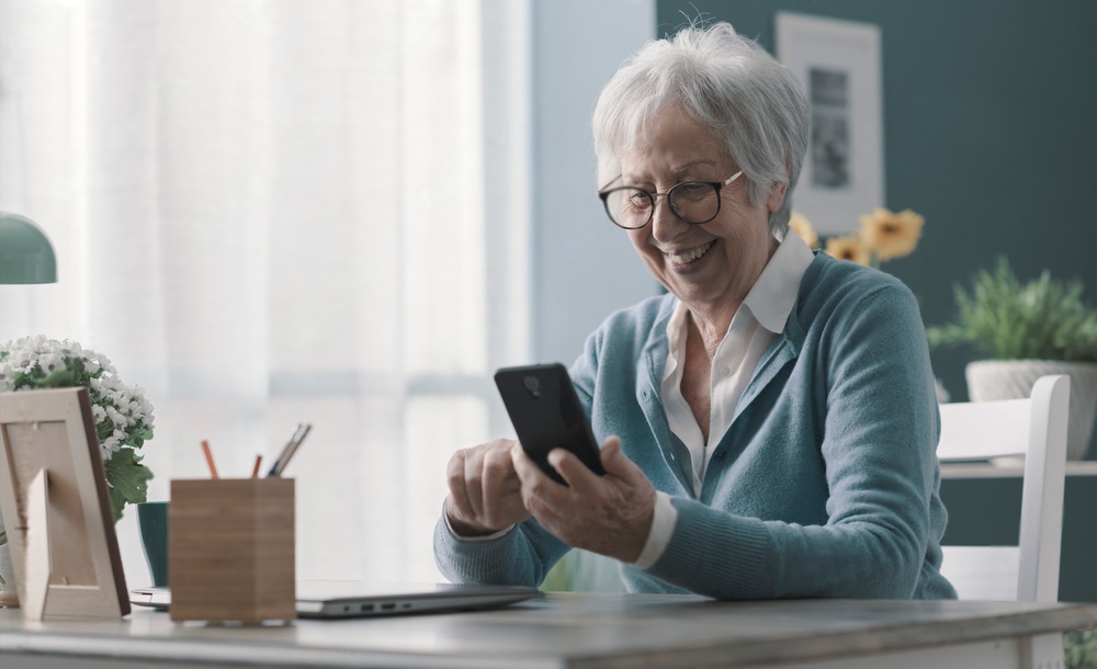¿Qué consejos de seguridad en redes sociales ofrecen los expertos en ciberseguridad para adultos mayores? 