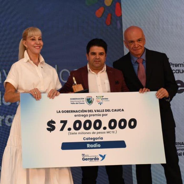 Egresado UNAD recibe reconocimiento en los Premios Vallecaucanos de Periodismo
