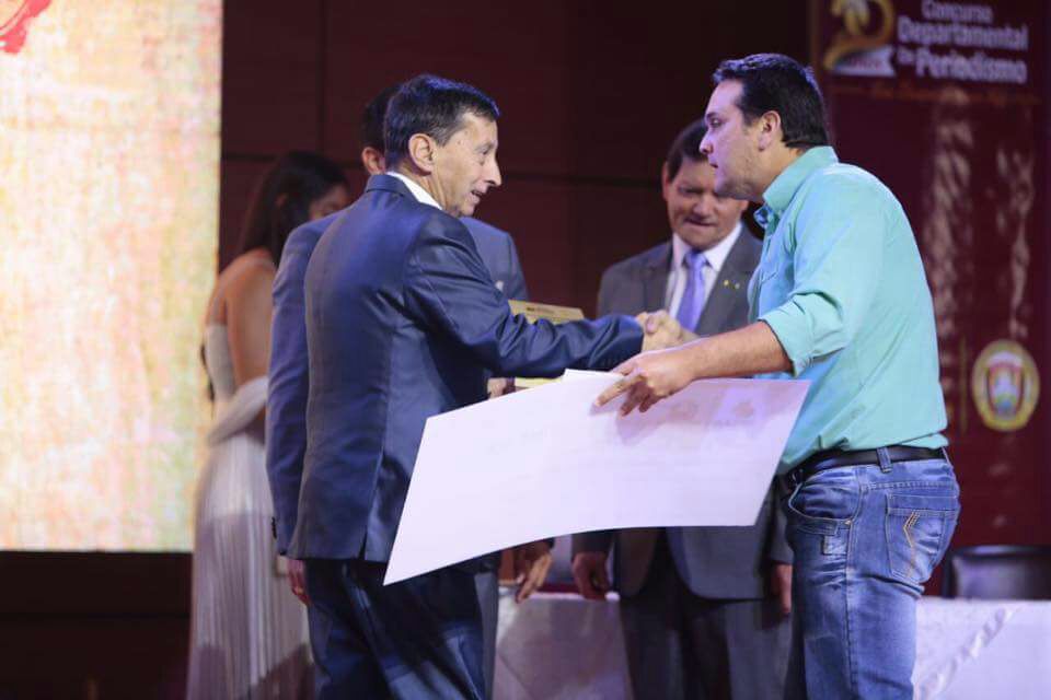 recibiendo premio