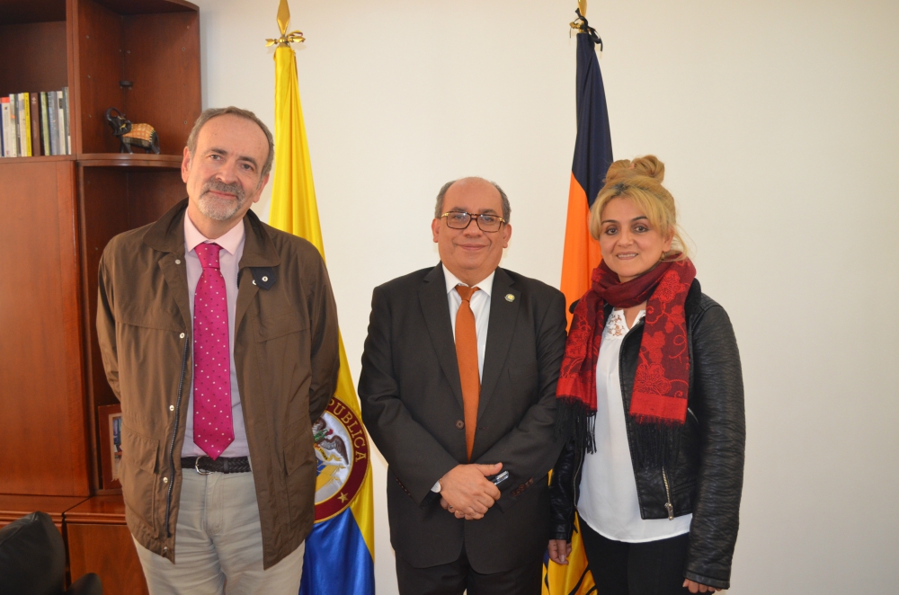 En la foto: Gustavo Palomares, Presidente del Instituto de Altos Estudios Europeos IAEE; Jaime Alberto Leal, Rector de la UNAD y Claudia Salcedo, Directora de la REDIUNIPAZ.