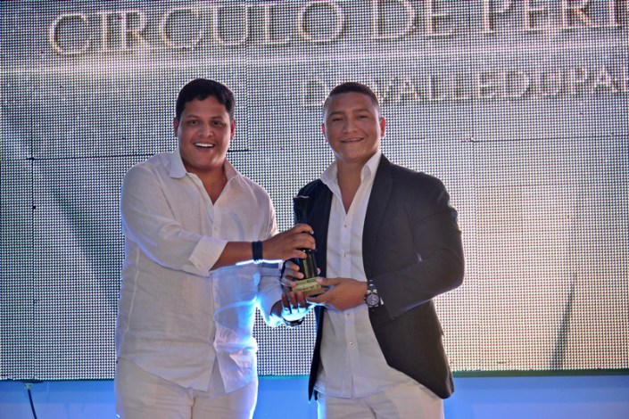 Carlos Mario recibiendo el premio 1