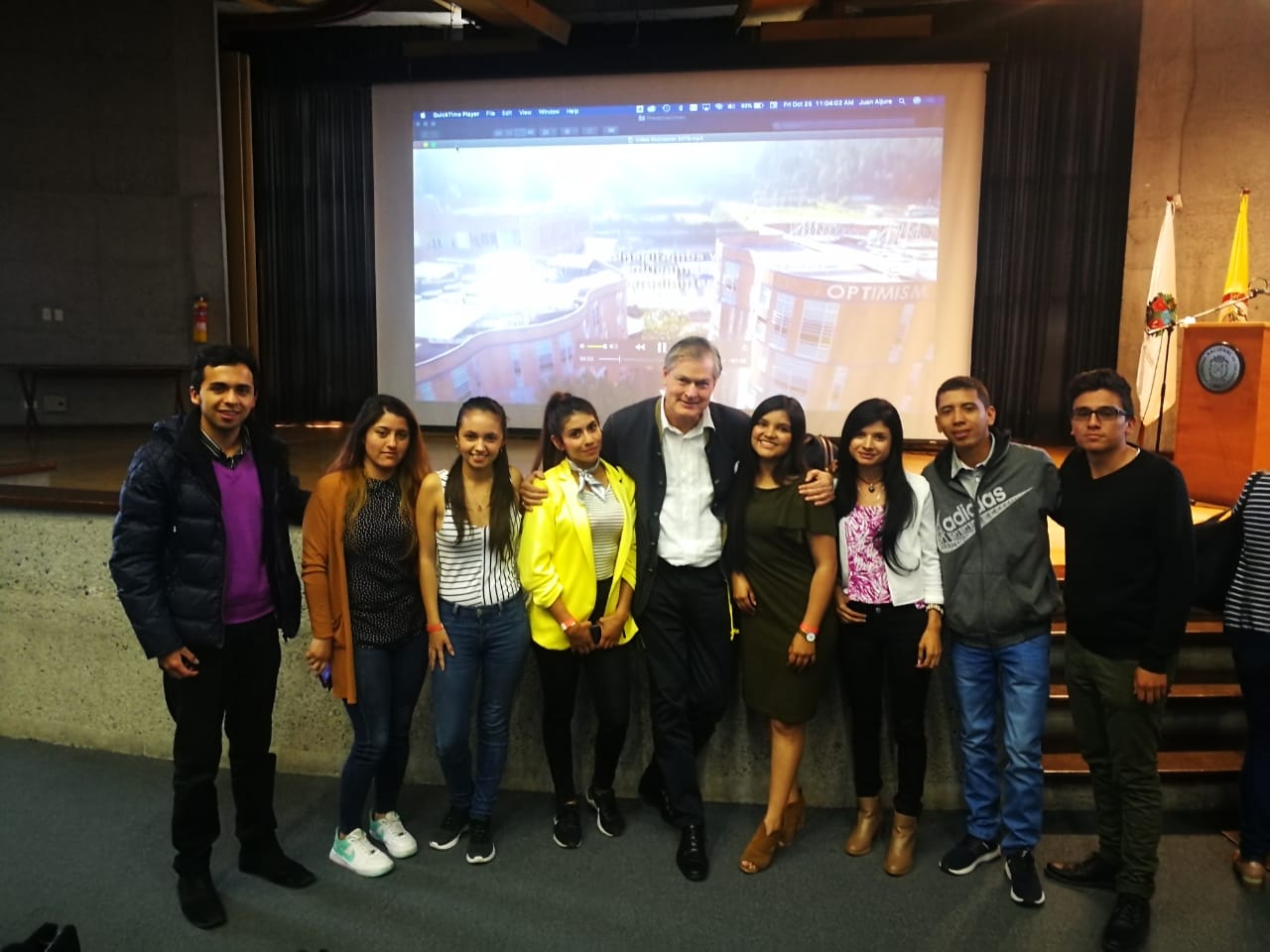 Estudiantes junto a Gunter Pauli