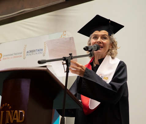 Margarita Rosa de Francisco se graduó como profesional en Filosofía de la UNAD