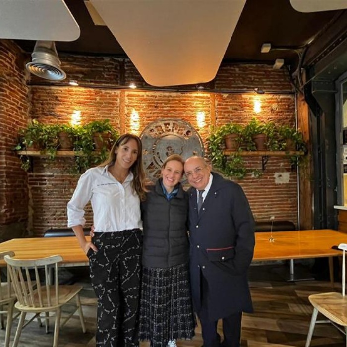 UNAD y Crepes & Waffles sellan alianza para impulsar proyectos académicos, sociales y empresariales en España