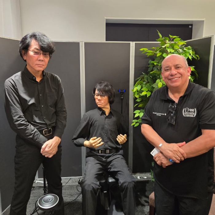 Rector Jaime Leal Afanador se reúne con Hiroshi Ishiguro, leyenda de la robótica humanoide