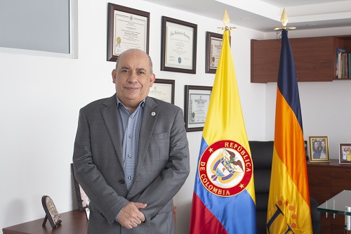 El rector de la UNAD se refiere, en Forbes, al buen uso del dinero