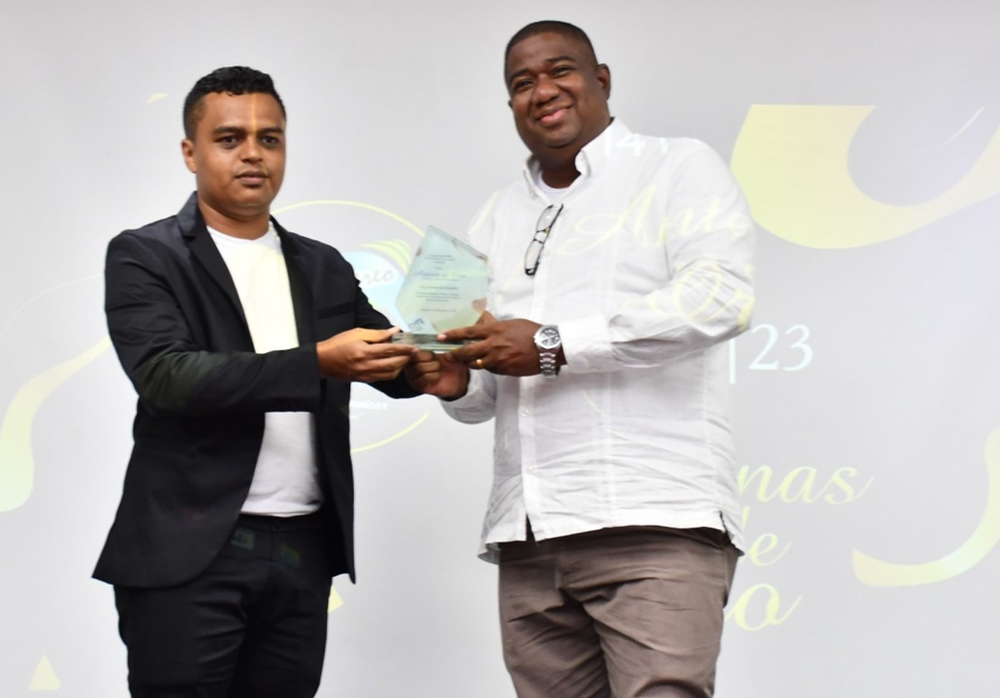 Consejero Académico de la UNAD en Turbo, recibe la Antena de Oro por Transformar Vidas Mediante las Comunicaciones