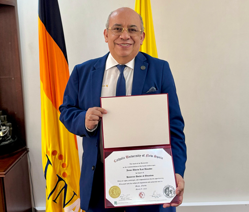 Rector de la UNAD recibió Honoris Causa por su liderazgo en la educación internacional