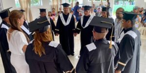  596 personas cambiaron las armas por lápices y se graduaron como bachilleres en Colombia