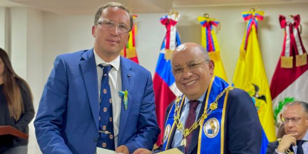 El Parlamento Andino Reconoció al rector de la UNAD, Jaime Alberto Leal Afanador