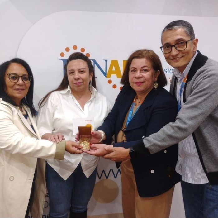 UNAD recibe reconocimiento internacional por su liderazgo en radio educativa y comunitaria