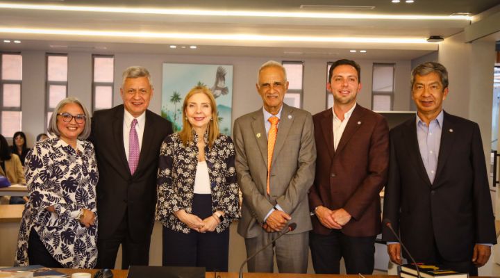 La UNAD y el Colegio Médico Colombiano firman dos convenios para fortalecer el desarrollo profesional en el sector salud