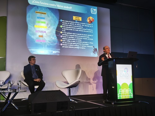 El rector de la UNAD destaca la sinergia entre inteligencia humana y artificial en la educación híbrida durante conferencia en Curitiba