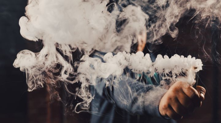 Vapeo y Nicotina: Entre la Moda y el Riesgo Invisible